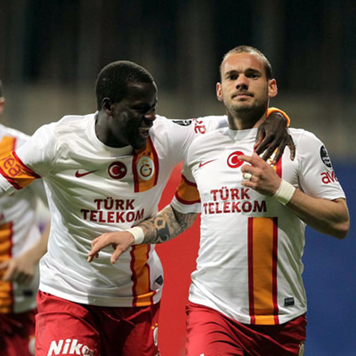 Sneijder, Van Persie'yi solladı