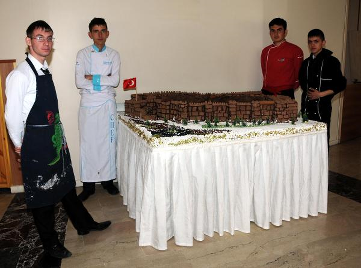 Tarihi Kayseri Kalesi Pasta Oldu