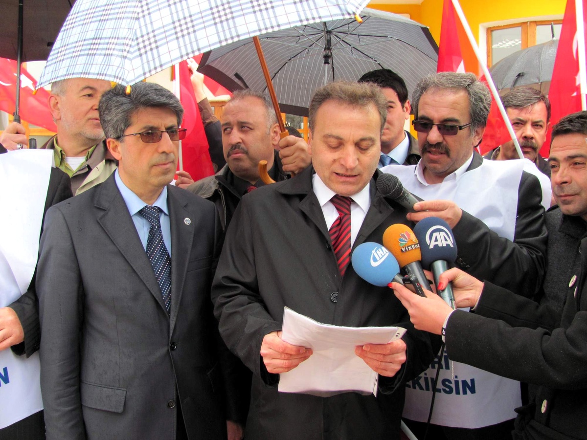 Tcdd Çalışanları Yağmur Altında İş Bıraktılar