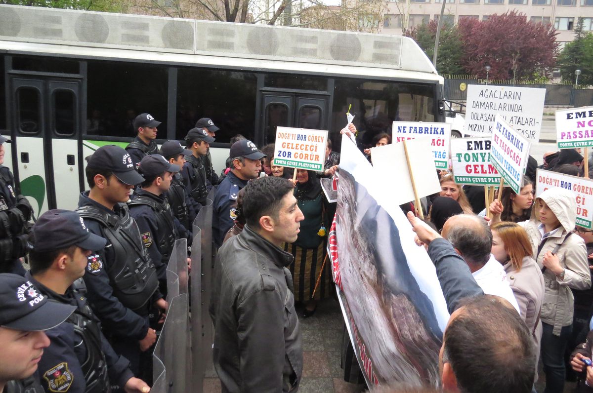 Tonyalıların Meclis Önündeki Çimento Fabrikası Protestosu