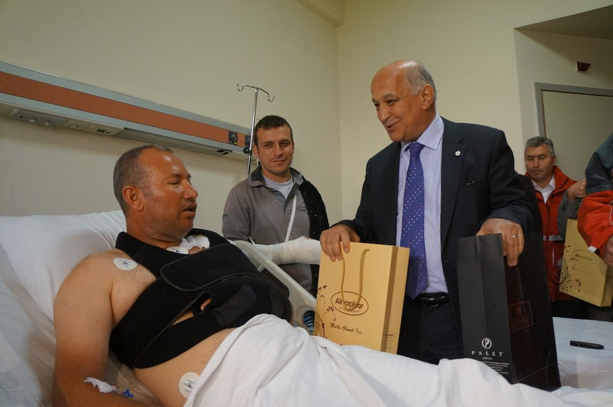 Türk Kızılayı Başkanı Akar\'dan Somali\'de Yaralanan Personele Ziyaret