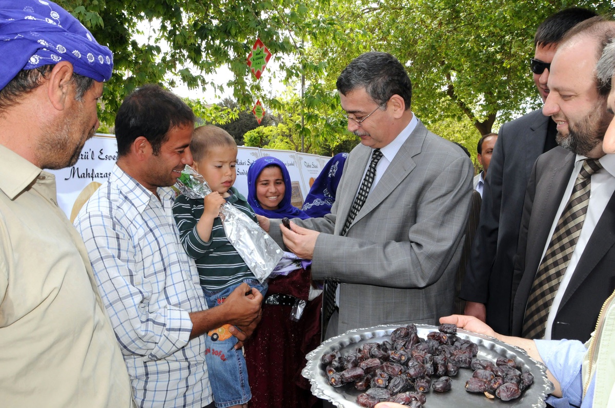 Vali Güvenç Vatandaşlara Hurma İkram Etti