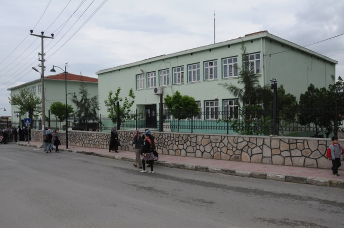 Vicdan Karaosmanoğlu İlköğretim Okulu\'nun Duvarları Yenilendi