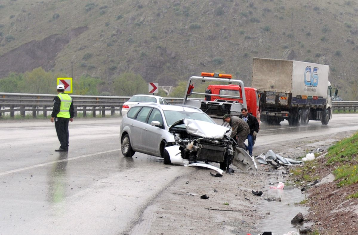 Yağışlı Hava Trafik Kazalarını Beraberinde Getirdi