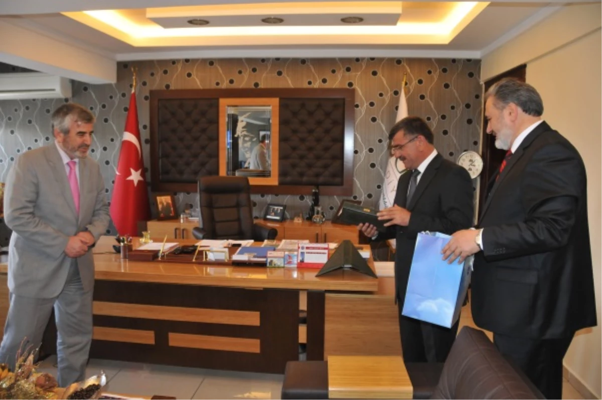Yılmaz, Belediye Başkanı Akdoğan\'ı Ziyaret Etti