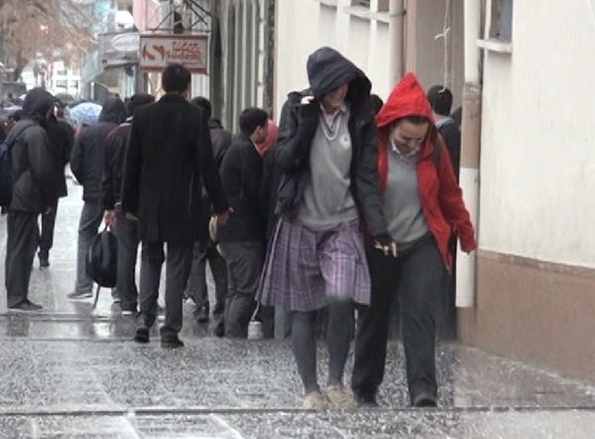 10 Dakikalık Dolu, Kars\'ta Yaşamı Felç Etti