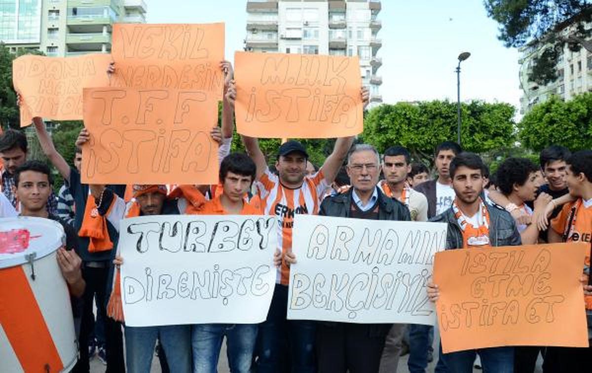 Adanasporlu Taraftarlardan Tff\'ye Protesto