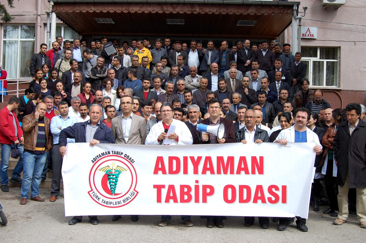 Adıyaman\'da Doktorlar Bir Gün İş Bıraktı