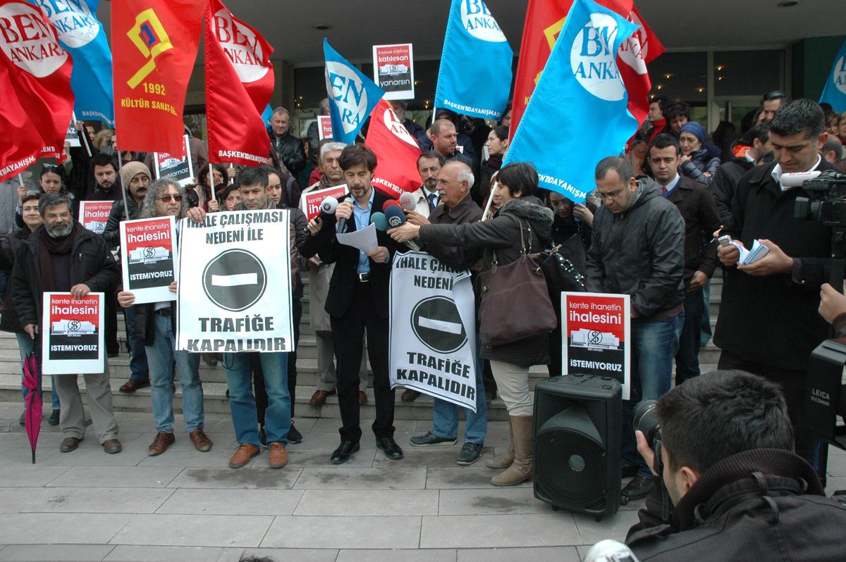 Akün ve Şinasi Sahnelerin Satışı Protesto Edildi