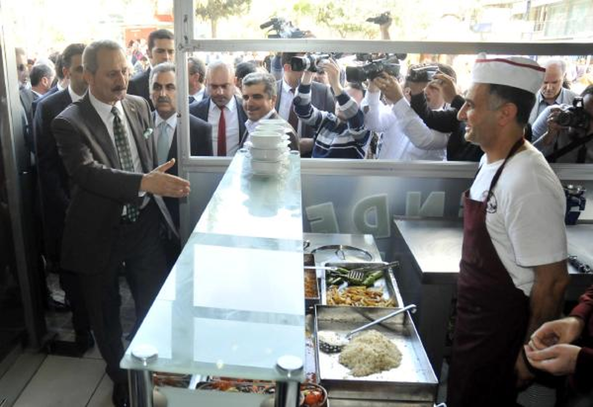 Bakan Çağlayan Vatandaşlara Simit İkram Etti