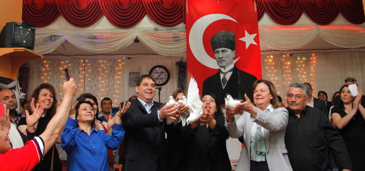 Barış İçin Beyaz Güvercin Uçurdular