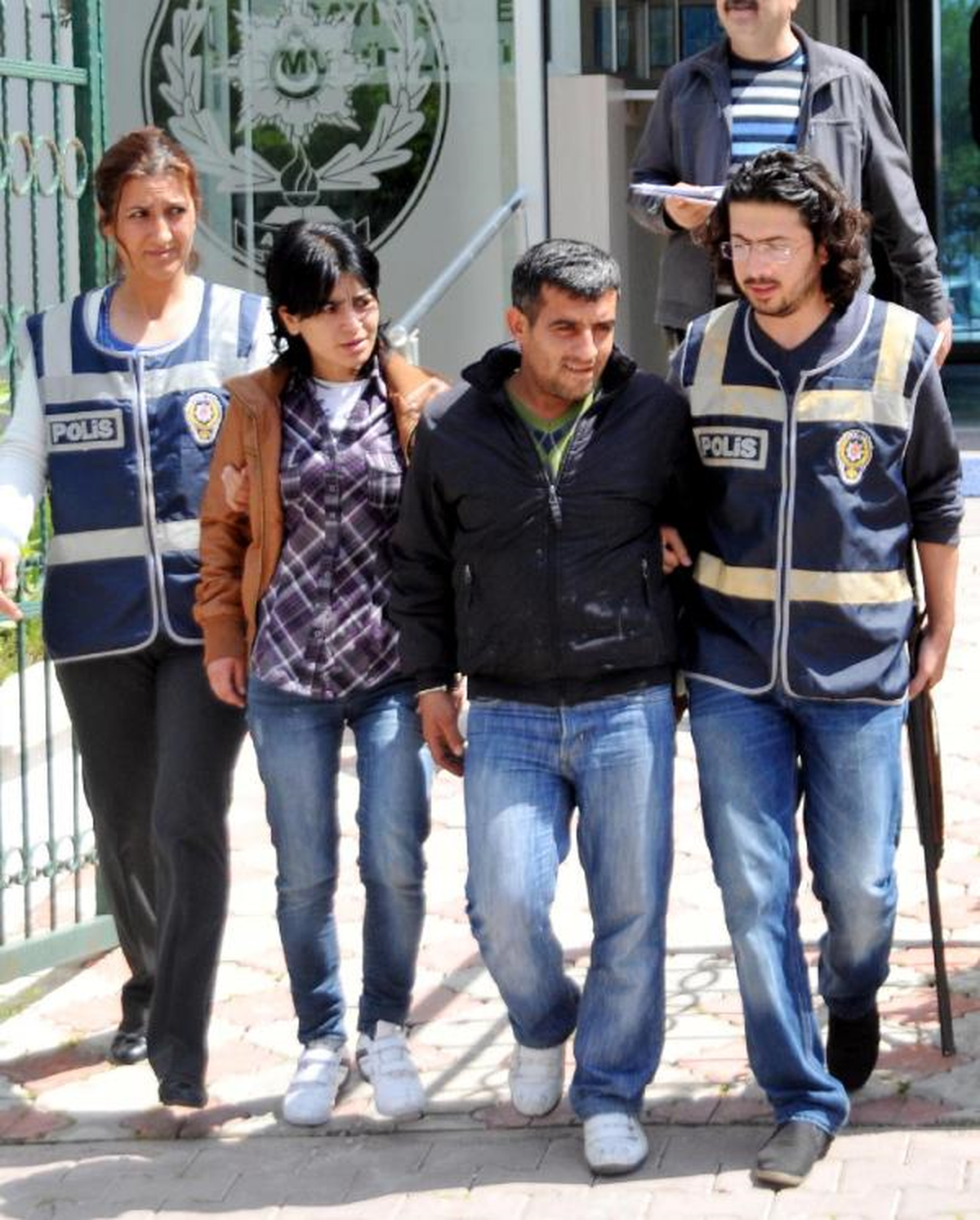 Borcu Olan Genci Evlerinde Kilitli Tuttular
