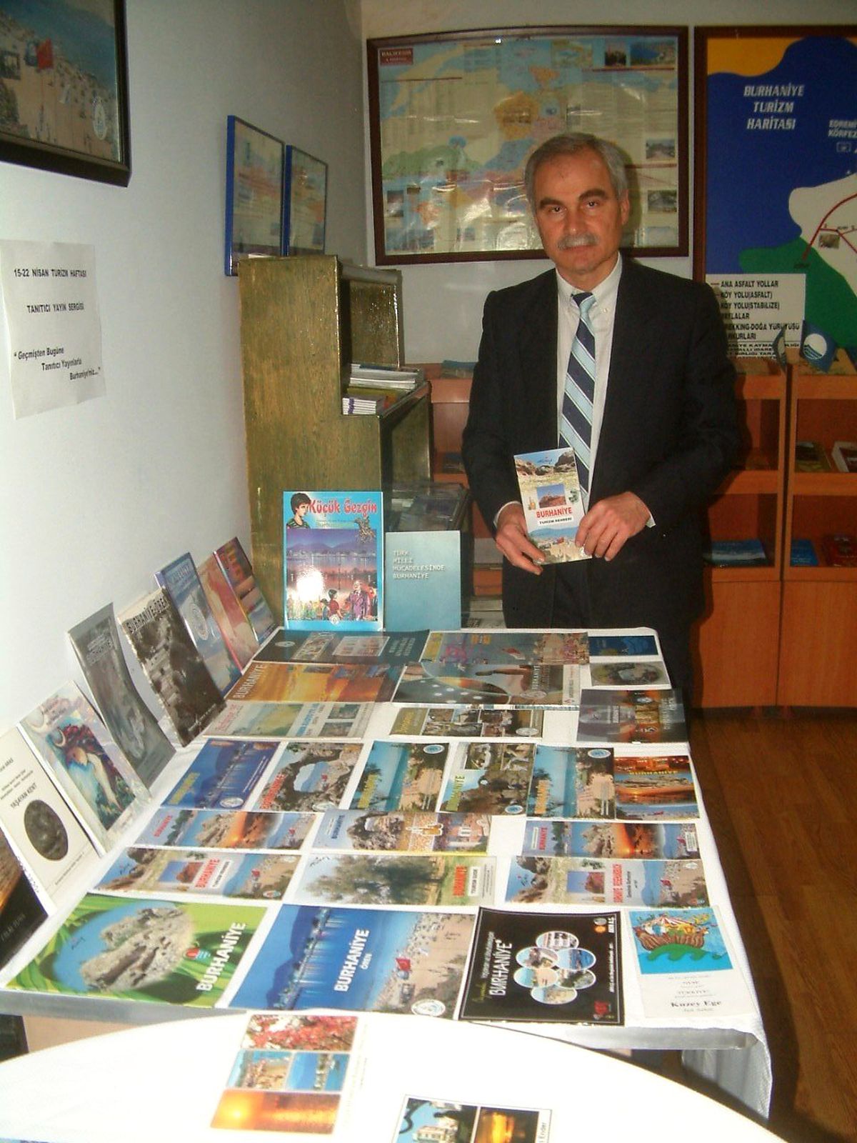 Burhaniye\'de Tanıtıcı Yayın Sergisi