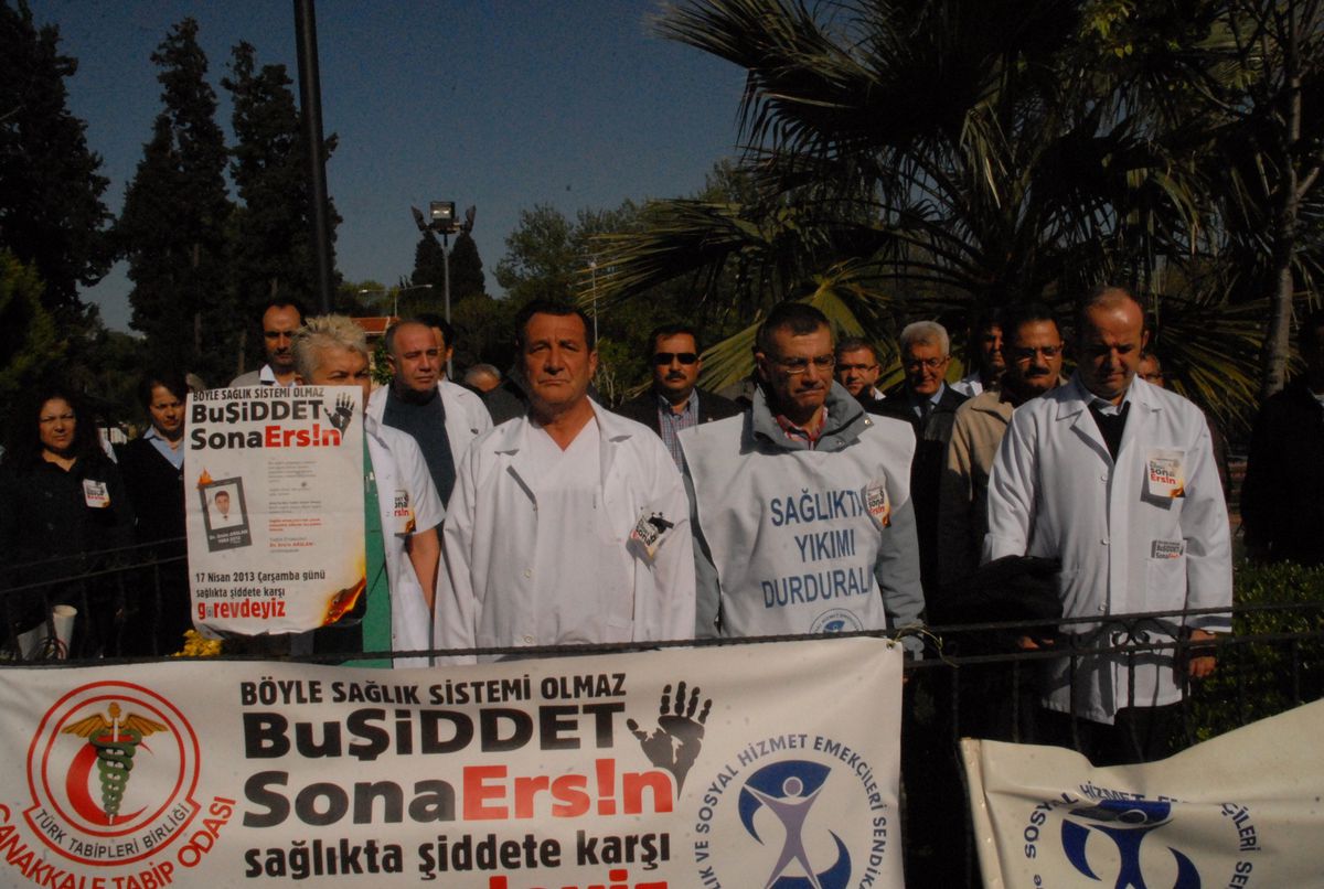 Çanakkale\'de Doktorlar Eylemde