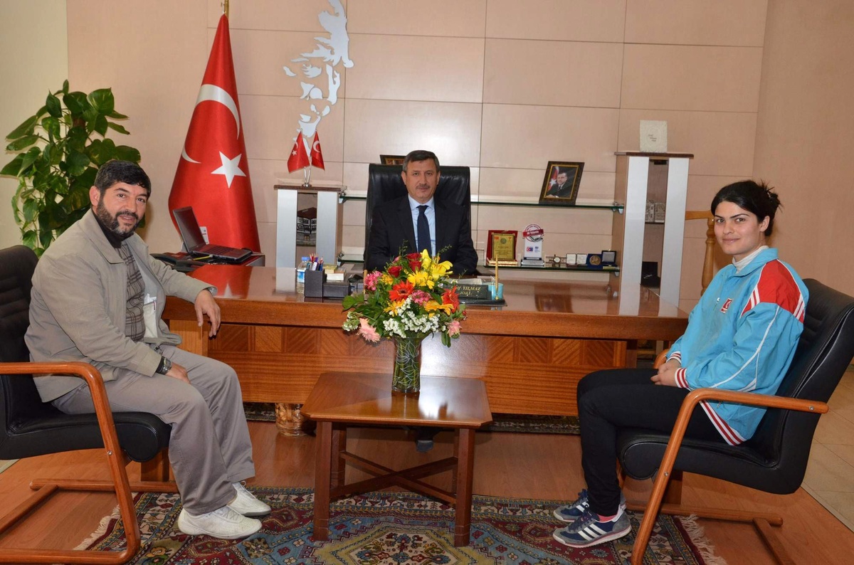 Dünya ve Avrupa Boks Şampiyonu Gülsüm Tatar Vali Yılmaz\'ı Makamında Ziyaret Etti