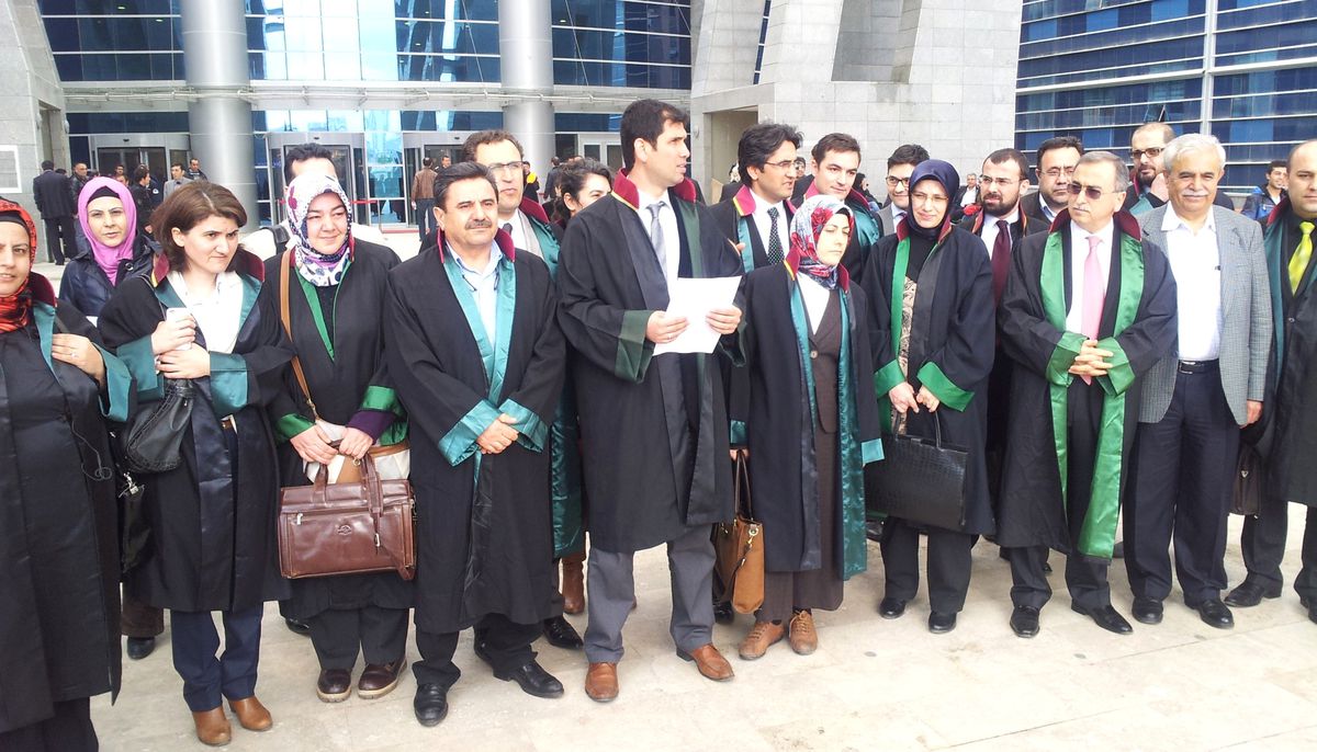 Duruşmaya Alınmayan Başörtülü Avukat İçin Eylem