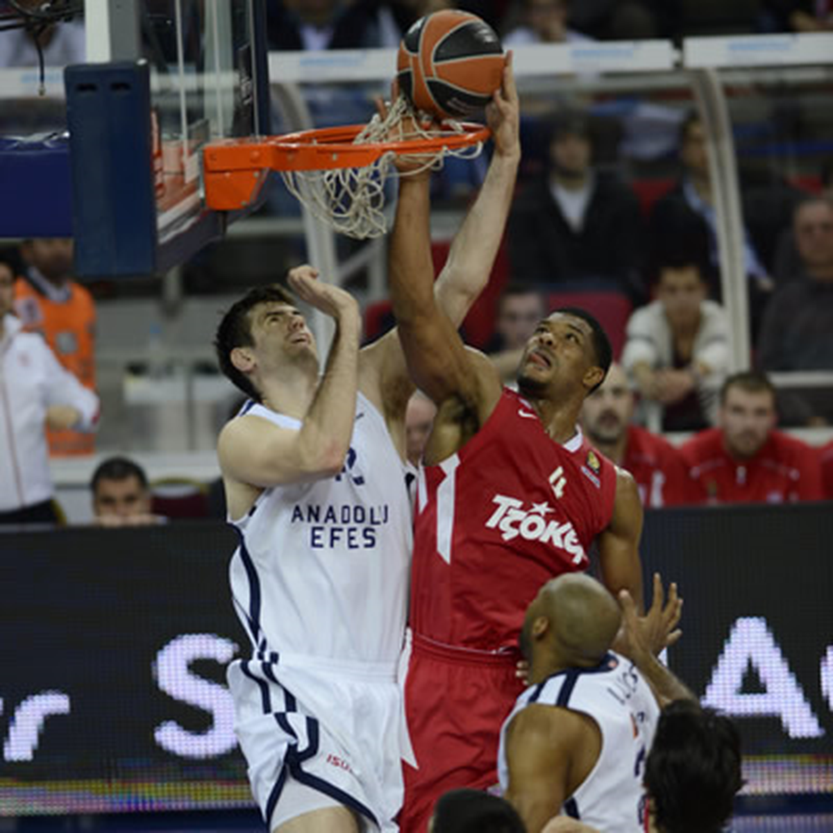 Efes Olympiacos\'u Eli Boş Gönderdi