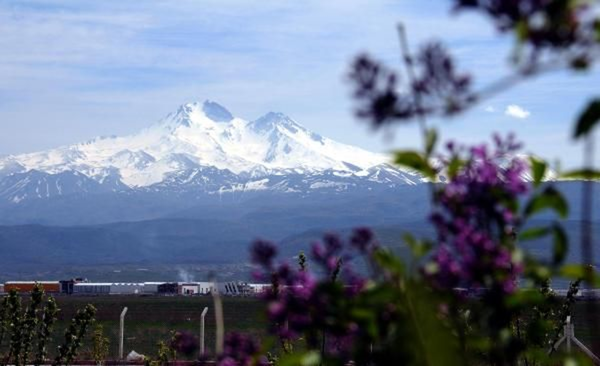 Erciyes\'e Nisan Karı Yağdı