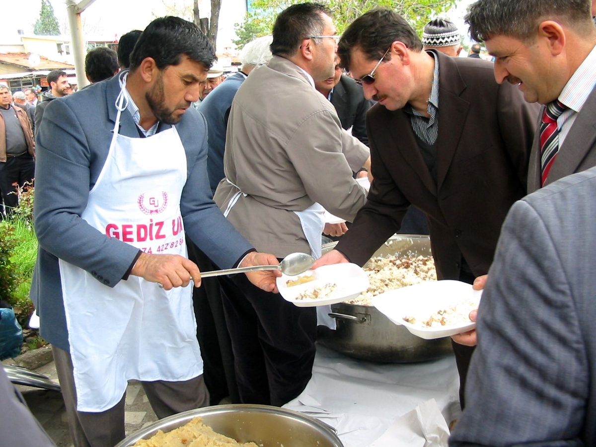 Gediz\'de Kutlu Doğum Haftası Pilav İkramıyla Başladı