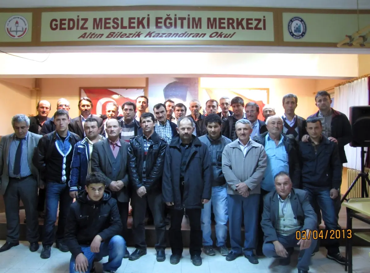 Gediz\'de Mesleki Eğitimlerini Tamamlayan 88 Kursiyere Belgeleri Verildi