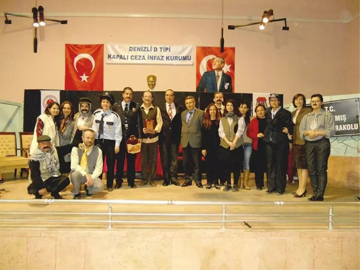 Hükümlü ve Tutuklulular Tiyatro İzledi