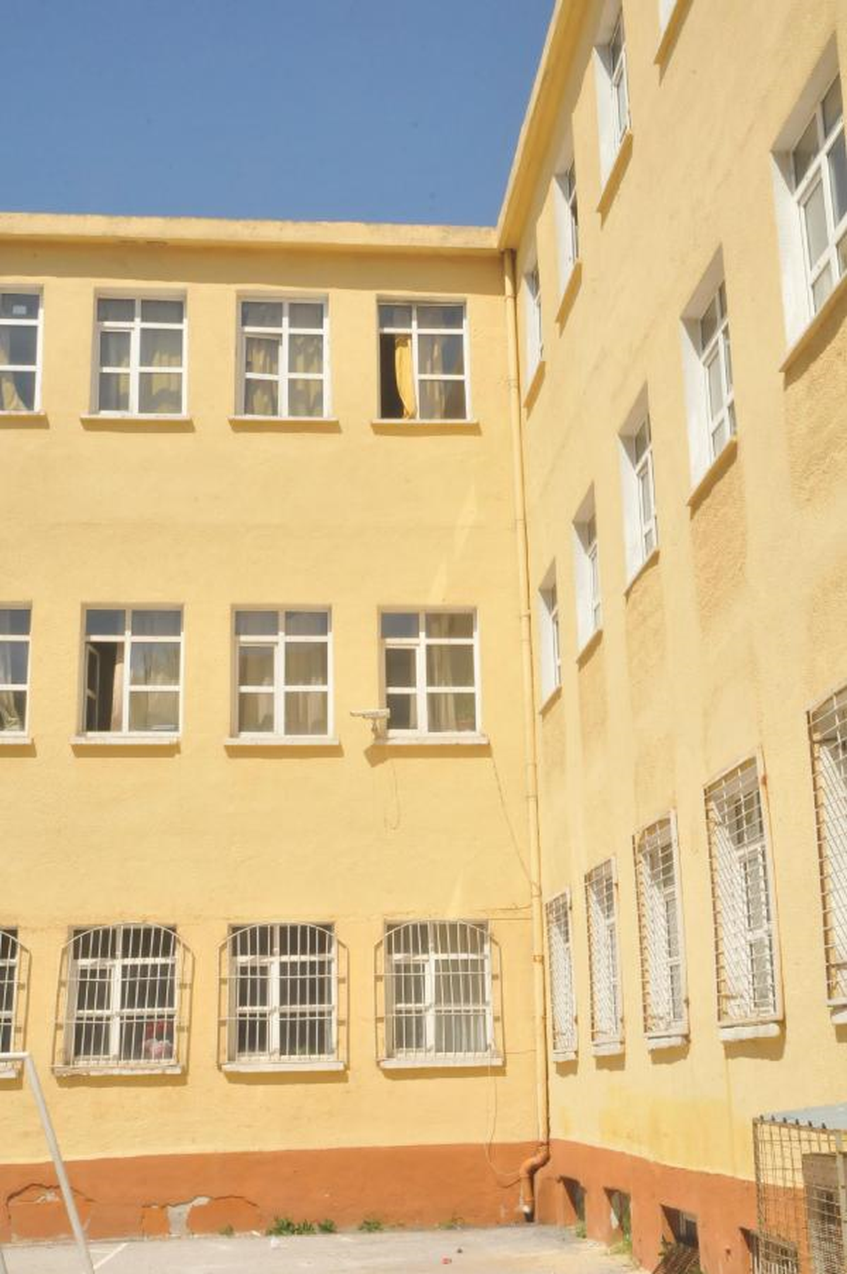 Kız Öğrenci, Okulun 3\'üncü Kattan Atladı