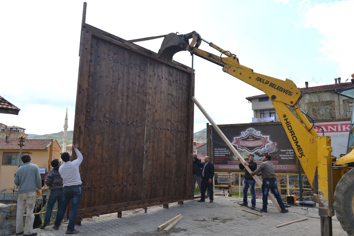İskilip\'te Üretilen Dev Kapı Görücüye Çıktı
