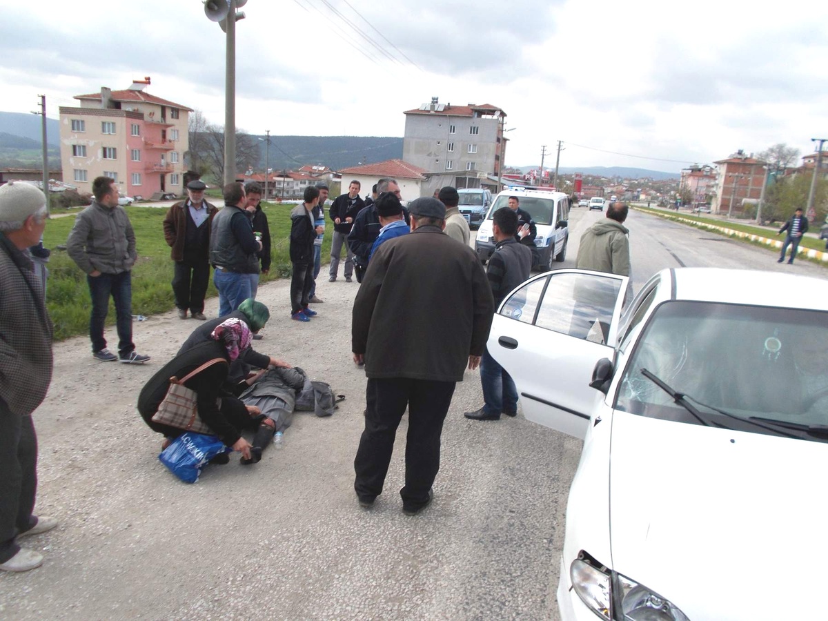 Karşıdan Karşıya Geçmek İsteyen Öğrenciye Otomobil Çarptı
