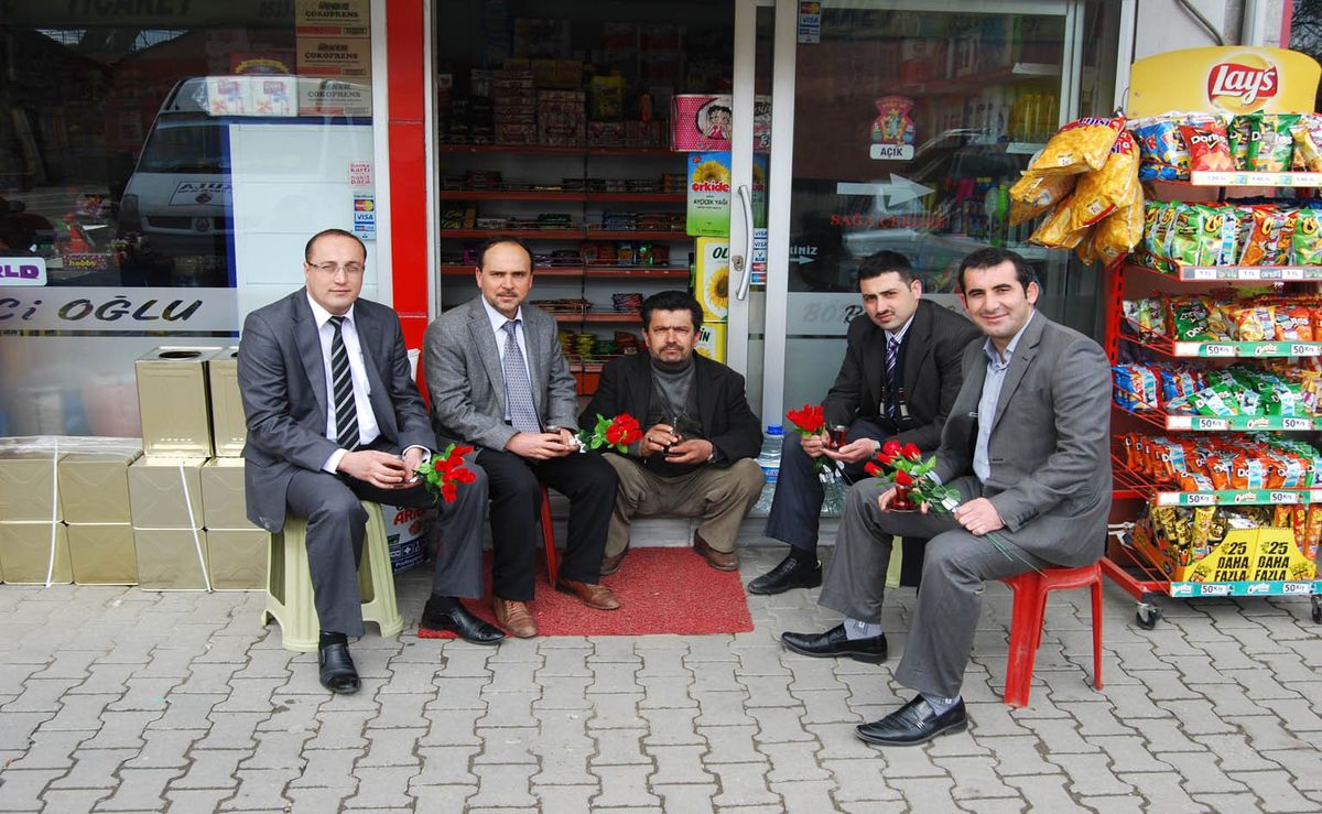 Kula\'da Müftülük Vatandaşa Gül Dağıttı