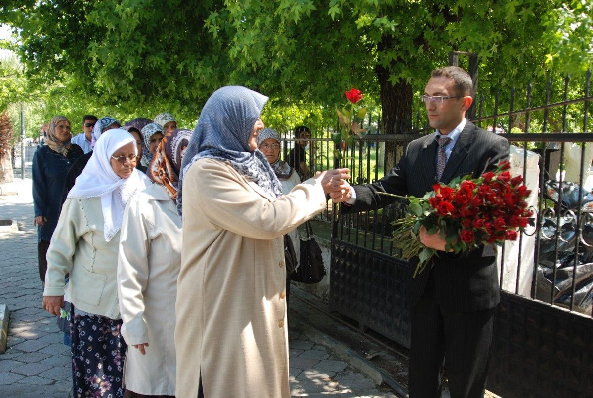 Müftülükten Vatandaşa Kırmızı Gül