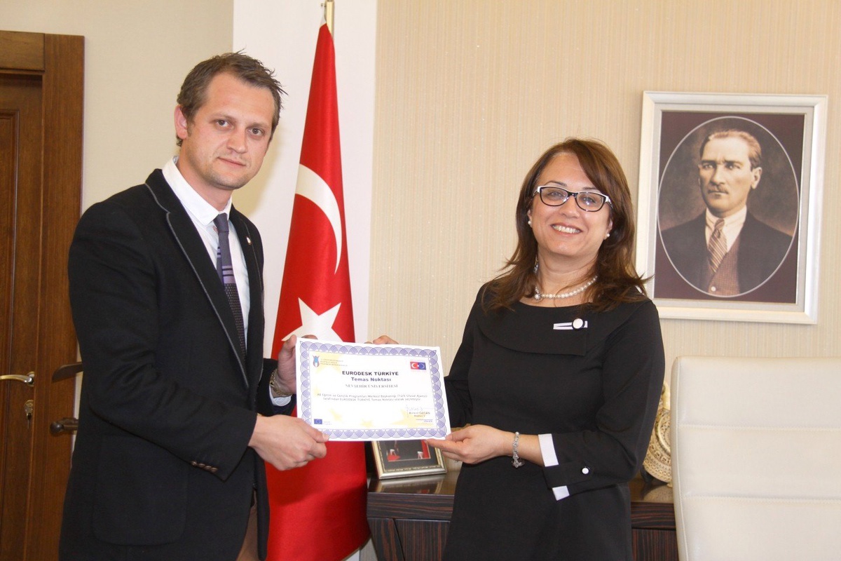 Neü "Eurodesk Türkiye Temas Noktası" Akreditasyon Belgesini Aldı