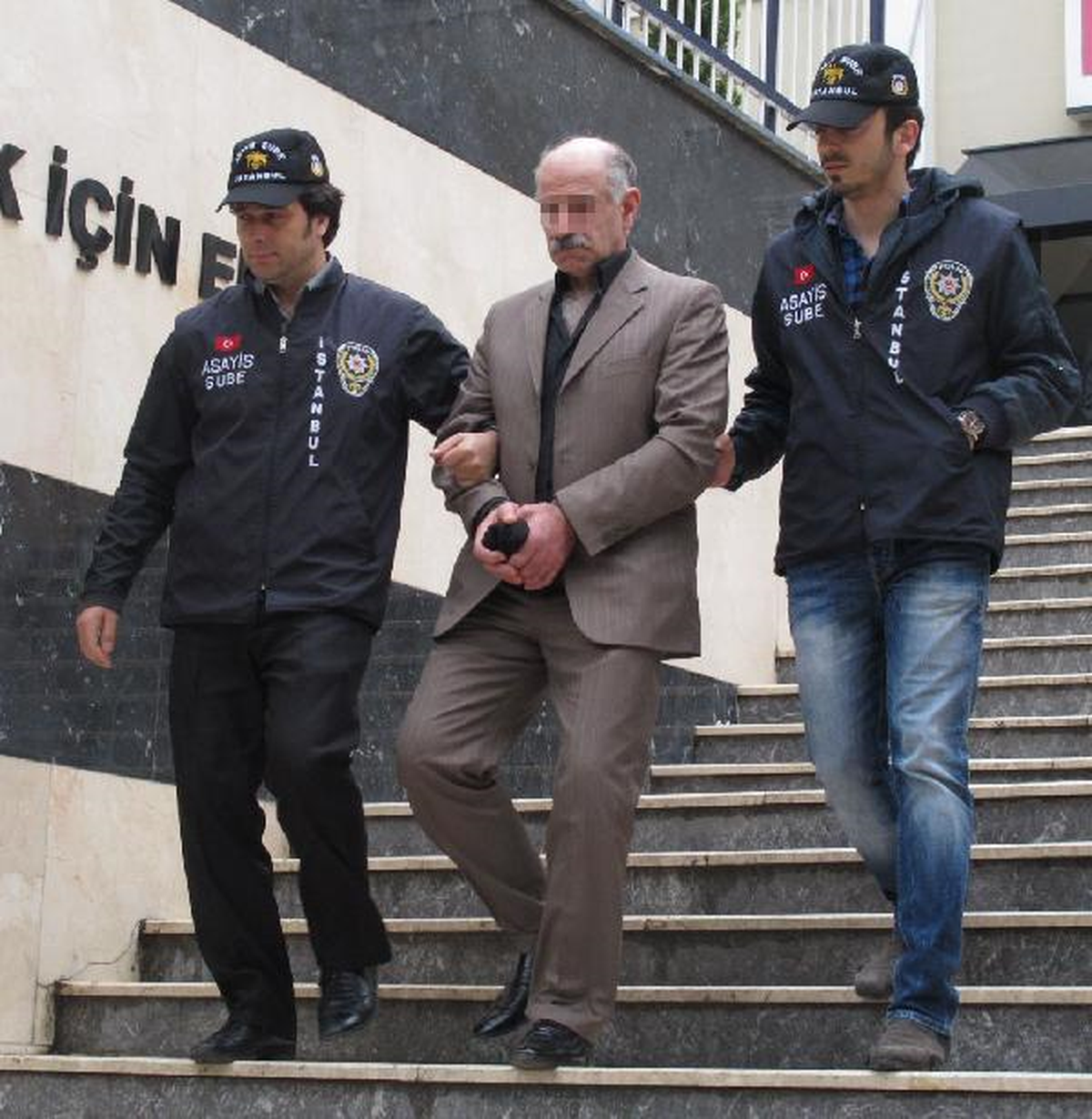 Oğlunu Ağır Yaraladı, Korkan Eşi 4. Kattan Atlayıp Öldü