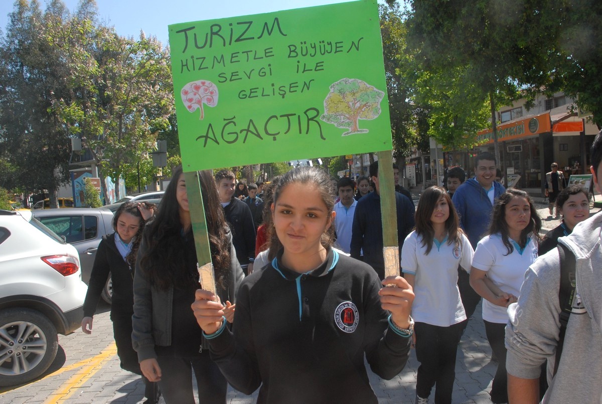 Öğrenciler Turizm Haftası İçin Yürüdü