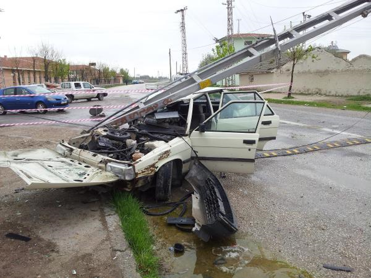 Otomobil Aydınlatma Direğine Çarptı: 2 Yaralı