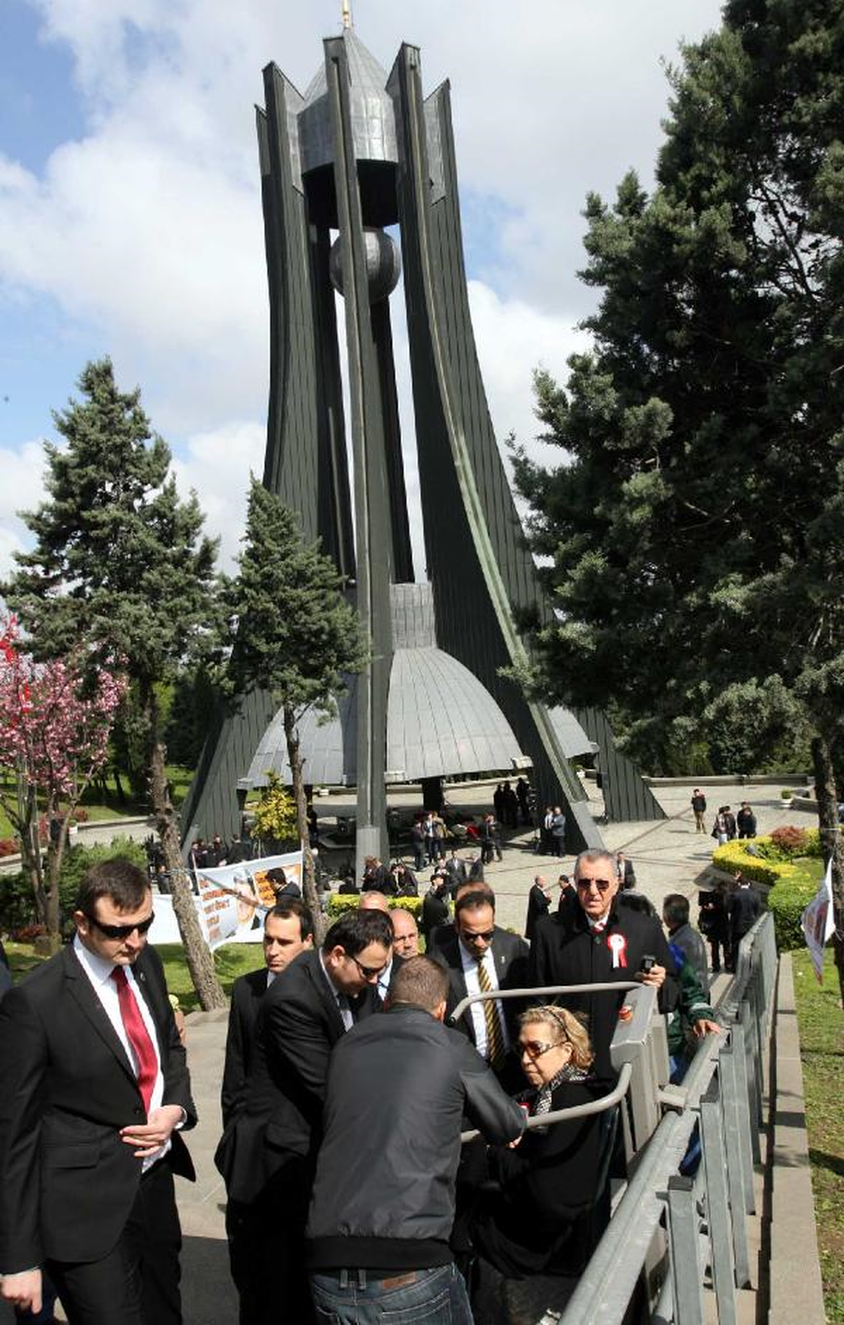 Sekizinci Cumhurbaşkanı Turgut Özal Ölümünün 20\'nci Yılında Mezarı Başında Anıldı
