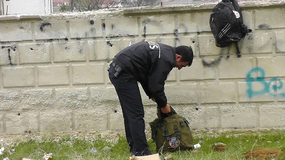 Şüpheli Çantalardan Yiyecek Çıktı
