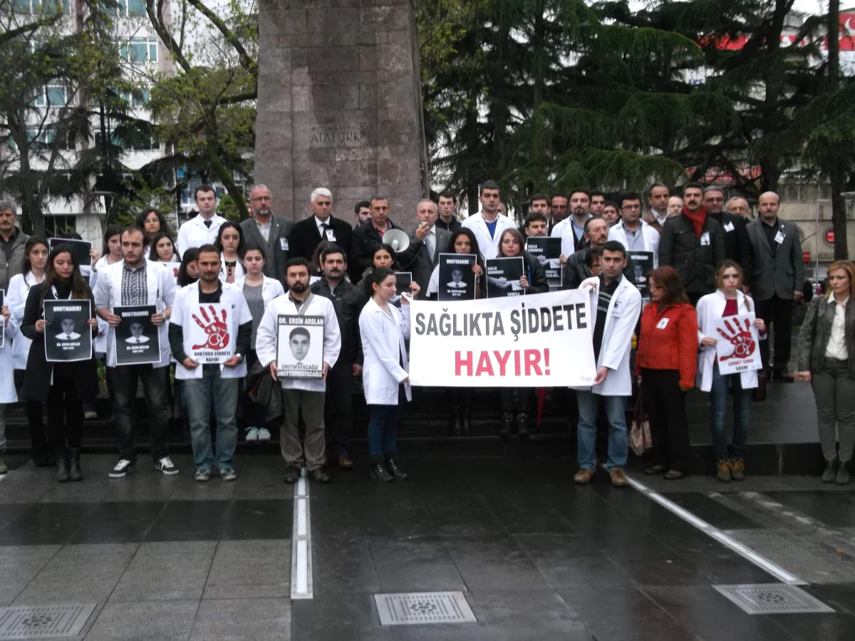 Trabzon\'da Doktorlar Sağlık Şehitlerini Anmak ve "Sağlıkta Şiddete Hayır" Demek İçin Atatürk...