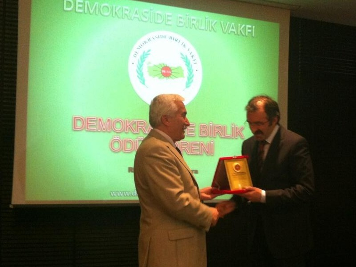 Yavilioğlu\'na \'Demokrasi ve Birlik Ödülü
