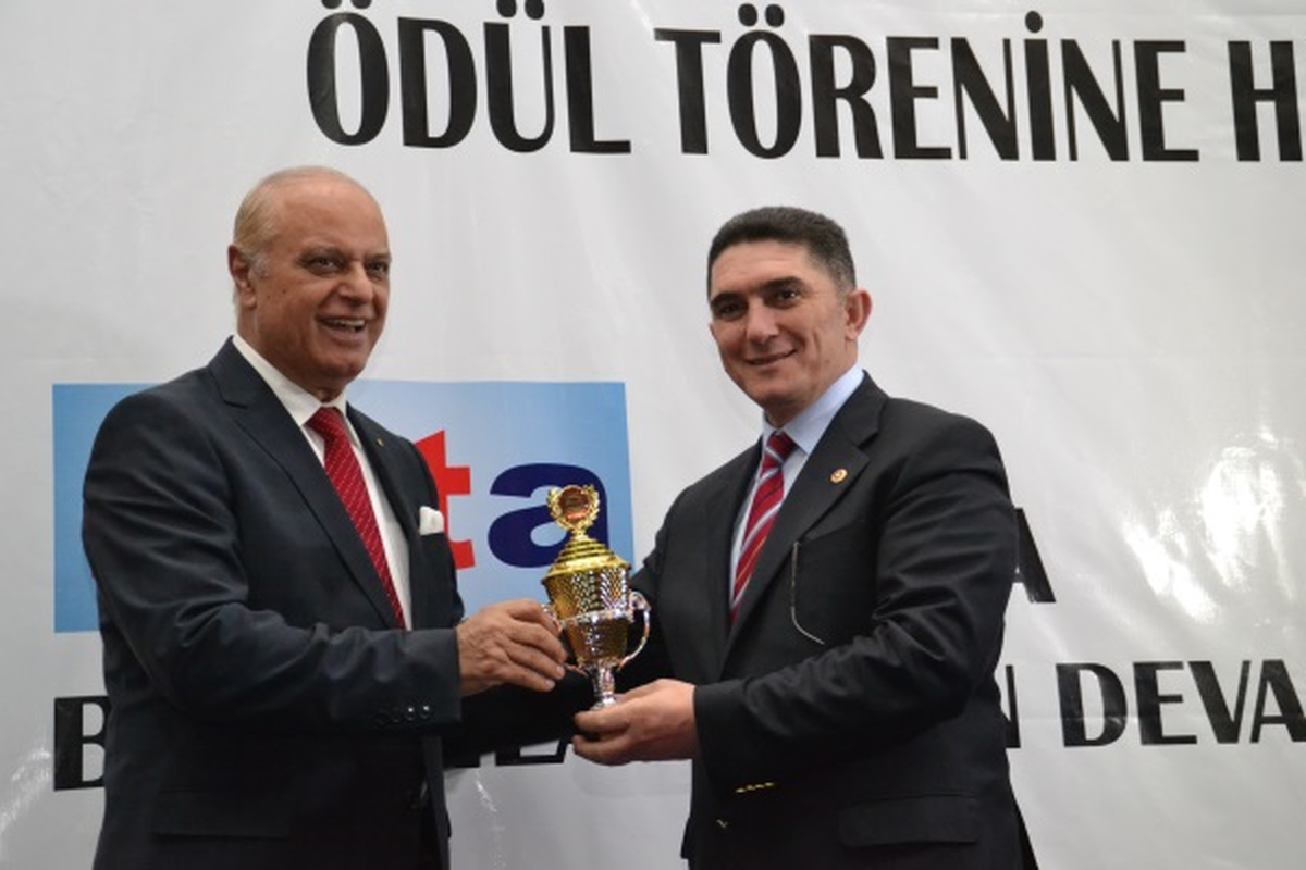 Yılın Milletvekili Ödüllerinden birisi de Ekrem Çelebi\'ye vVerildi