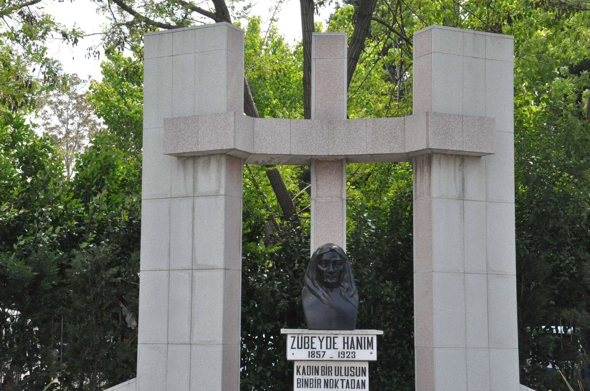 Zübeyde Hanım Anıtında Haç İşareti İddiası