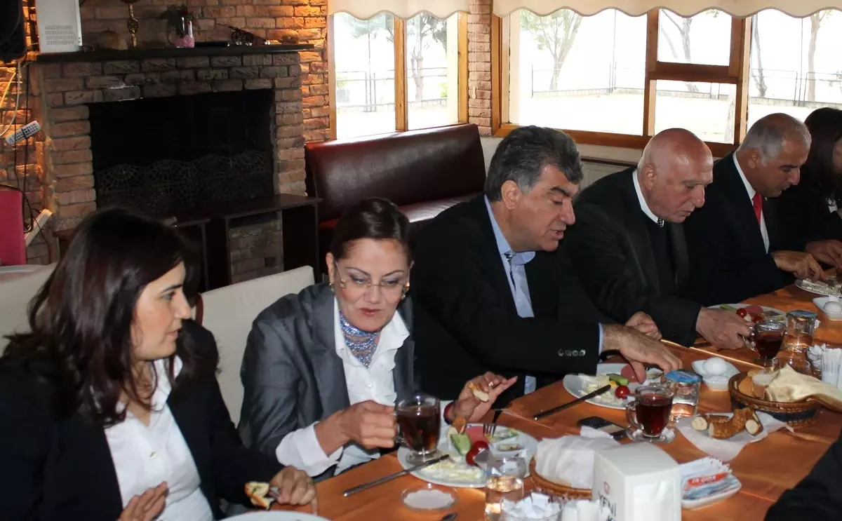 Aliağa'nın Köy ve Mahalle Muhtarları, CHP'ye Konuk Oldu