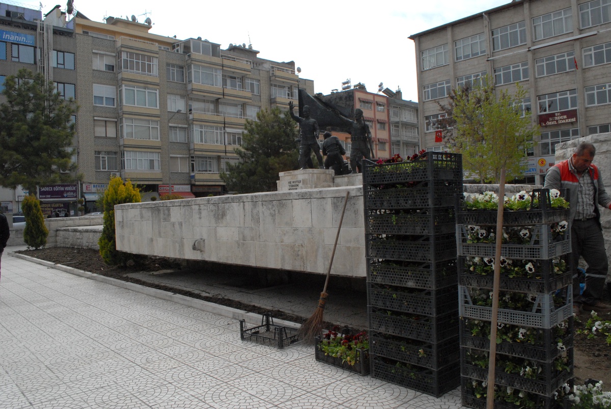 Atatürk Anıtı Çevresine Menekşe Dikildi