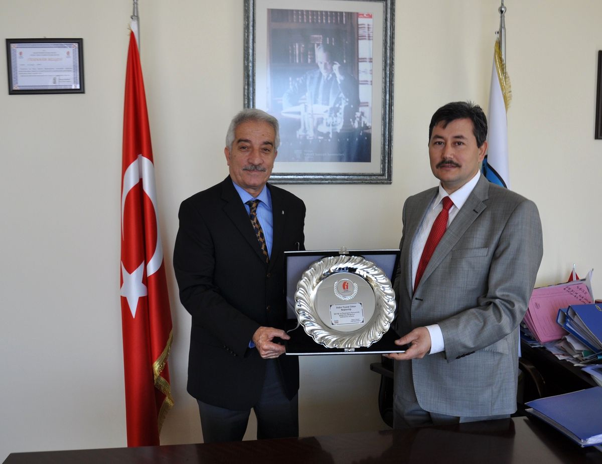 Aydın Vergi Dairesi\'denbş Döver\'e Teşekkür Plaketi