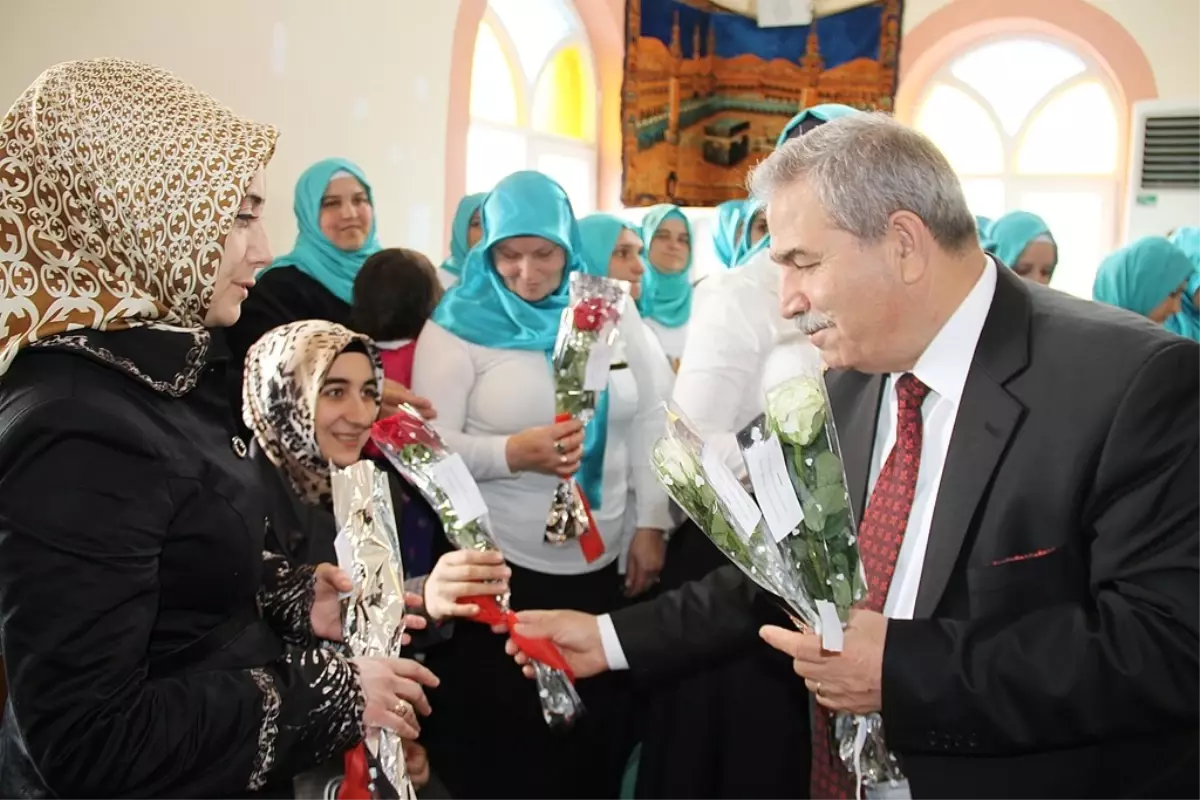 Başkan Demirtaş, Mahalle Sakinlerine Gül Dağıttı