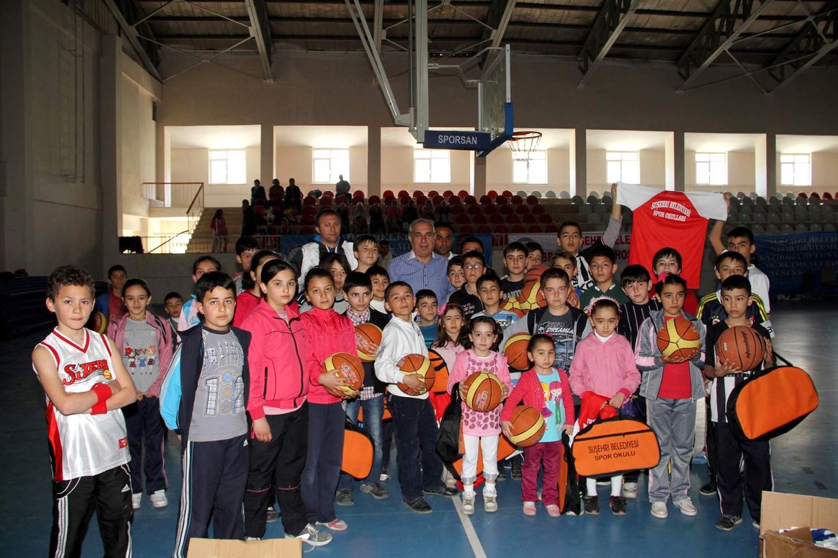 Başkan Sel, Öğrencilere Çeşitli Hediyeler Verdi