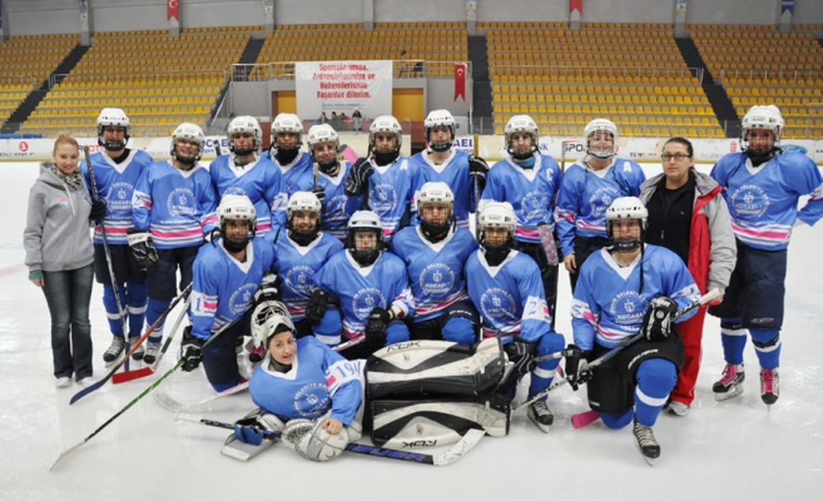 Bayan Hokeyciler Play Off\'a Kaldı