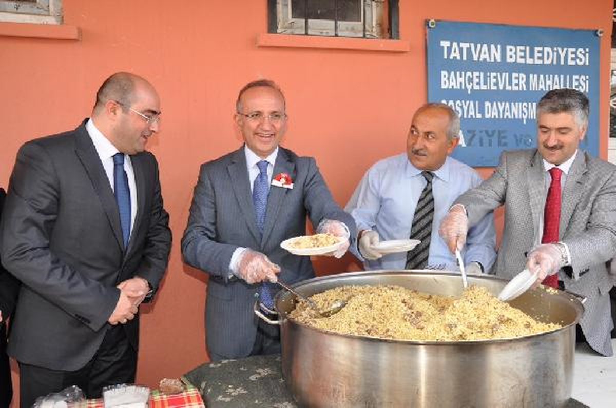 Bitlis Valisinden Vatandaşlara Etli Pilav İkramı