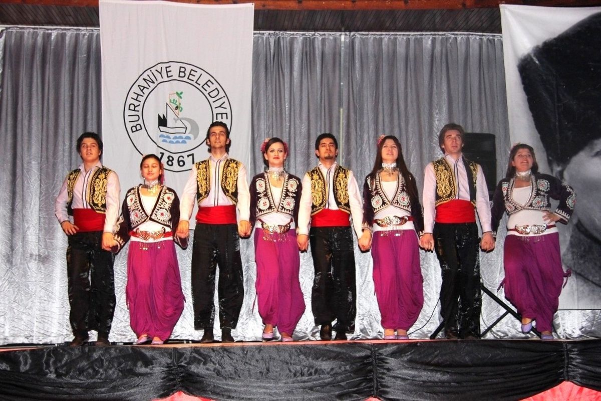 Burhaniye\'de Gençlik Merkezi Coşturdu