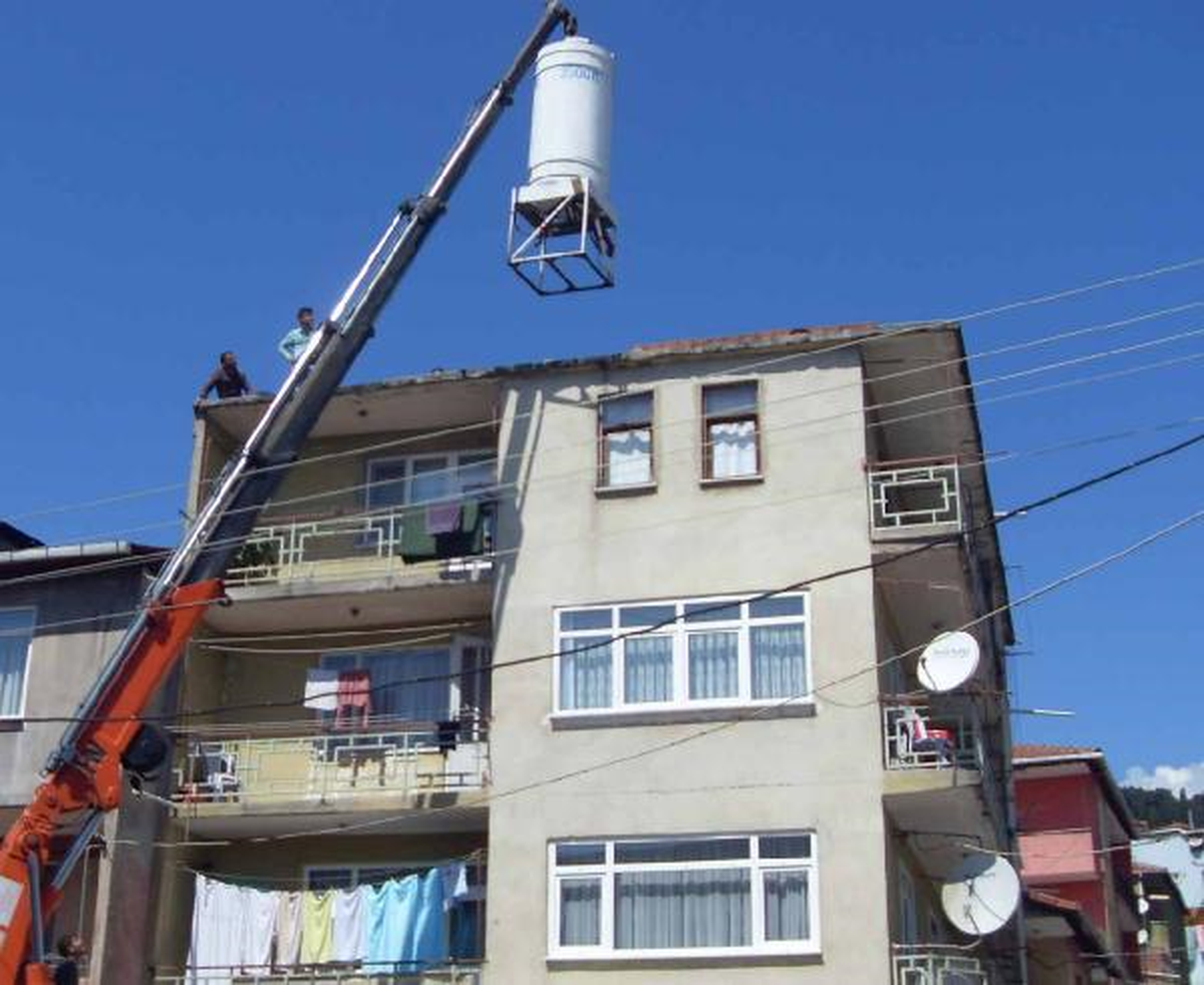 Çatıdaki Su Deposunun İçinden Baz İstasyonu Çıktı