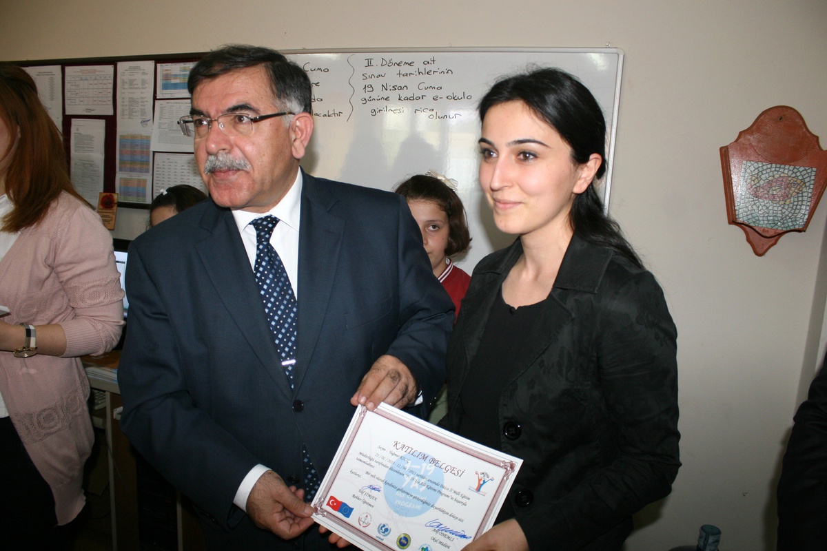 Düzce İsmetpaşa İlkokulu\'nda Velilerin Sertifika Heyecanı